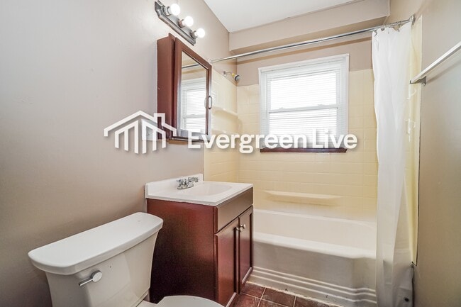 Building Photo - 567 S Weyant Ave