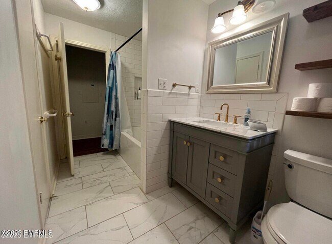 Building Photo - 2113 Valleyview Dr