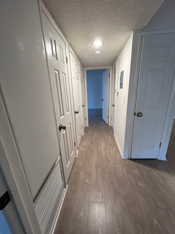 Building Photo - 611 S 6th St