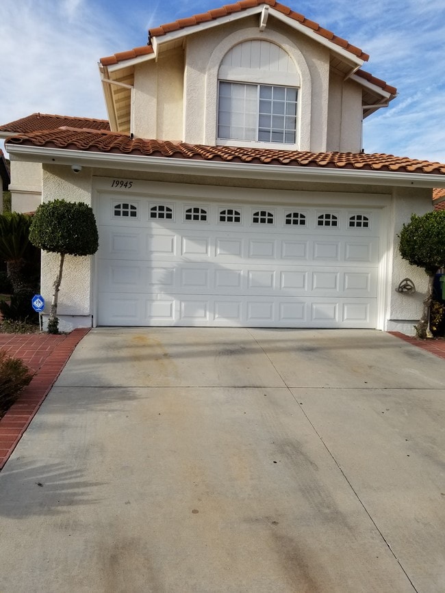 2 car garage - 19945 Eagle Ridge Ln