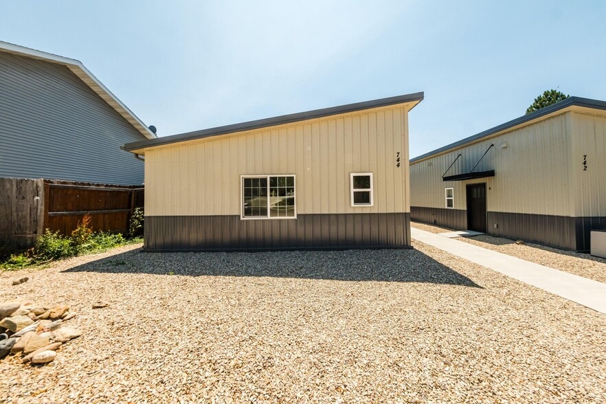 Building Photo - 744 E Loucks St