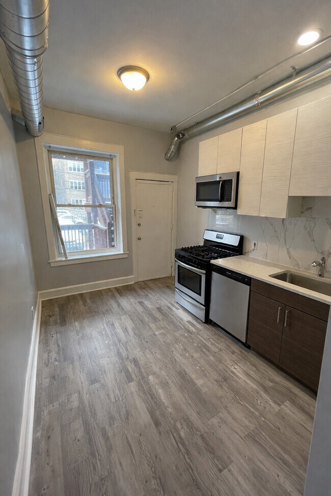 Building Photo - 4431 N Racine Ave