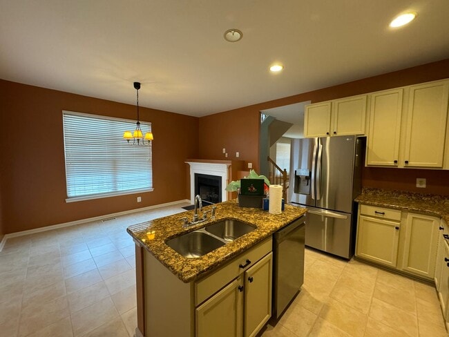 Building Photo - Spacious 3 Bed 3 Bath End-Unit Townhome Wi...