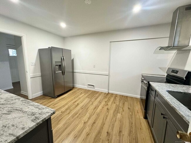 Building Photo - 275 High St