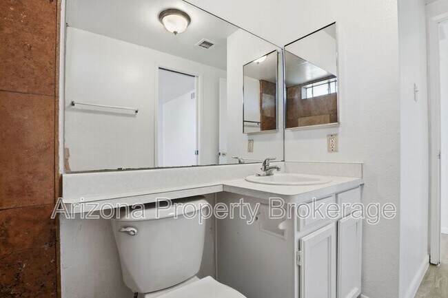 Building Photo - 1636 W Wescott Dr