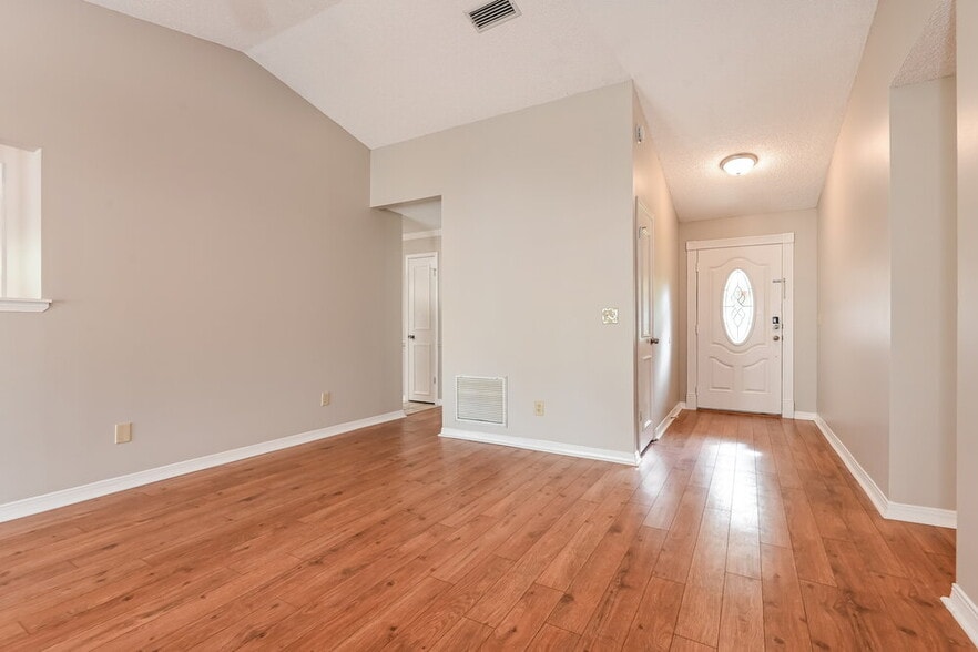 Building Photo - 3016 Bridgeview Dr