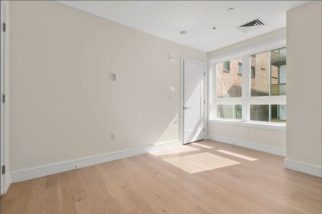 Building Photo - 301 Border St