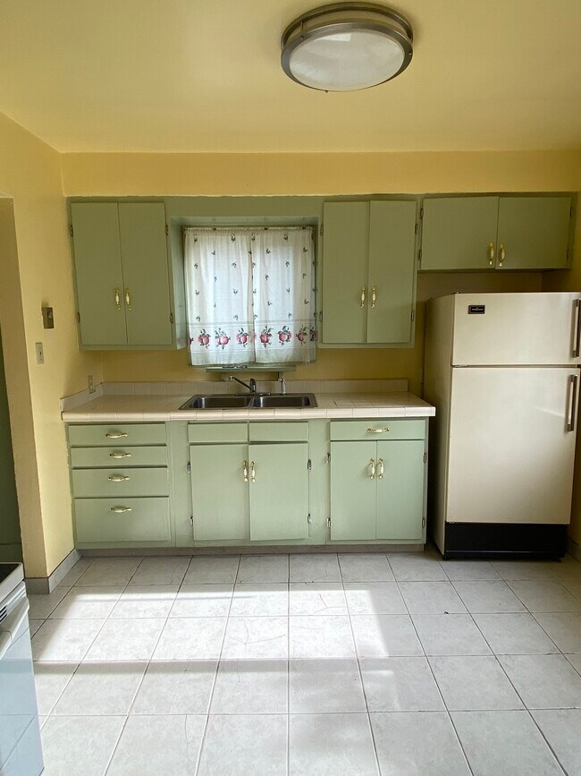 Building Photo - 4813 S Pine St