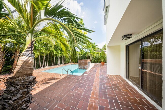 Building Photo - 511 Vittorio Ave