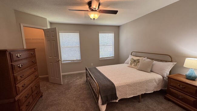 Building Photo - 581 Scrub Jay Dr