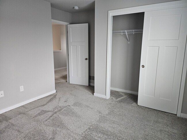 Building Photo - 3 Bed / 2.5 Bath Home in Norwalk. Move-In Special: Get 1 month FREE with an 18-Month Lease!