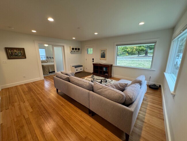 Building Photo - Charming Short Term Rental - 1-6 Month Lease