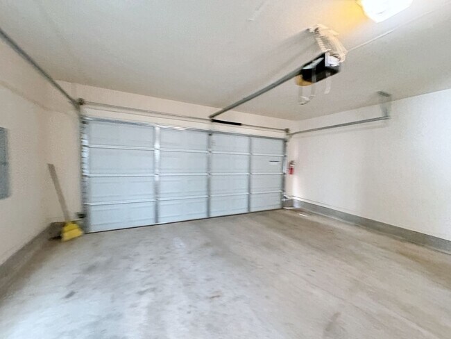 Building Photo - 2 Bedroom Condo Available NOW