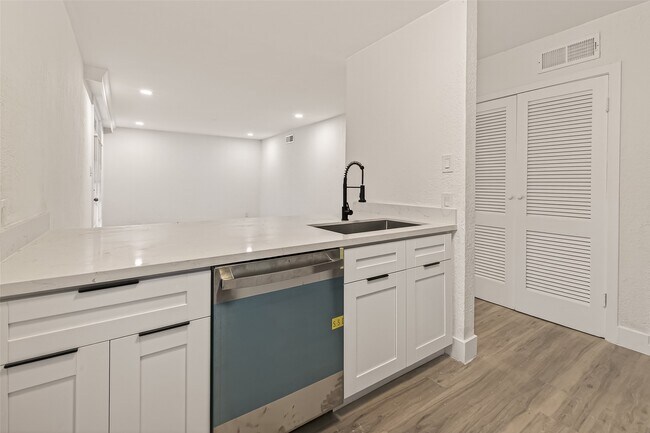 Building Photo - 3300 Yorktown St