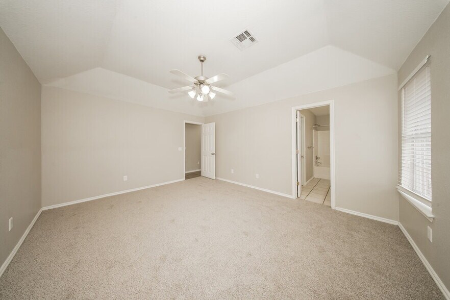 Building Photo - 1604 Hazelwood Dr