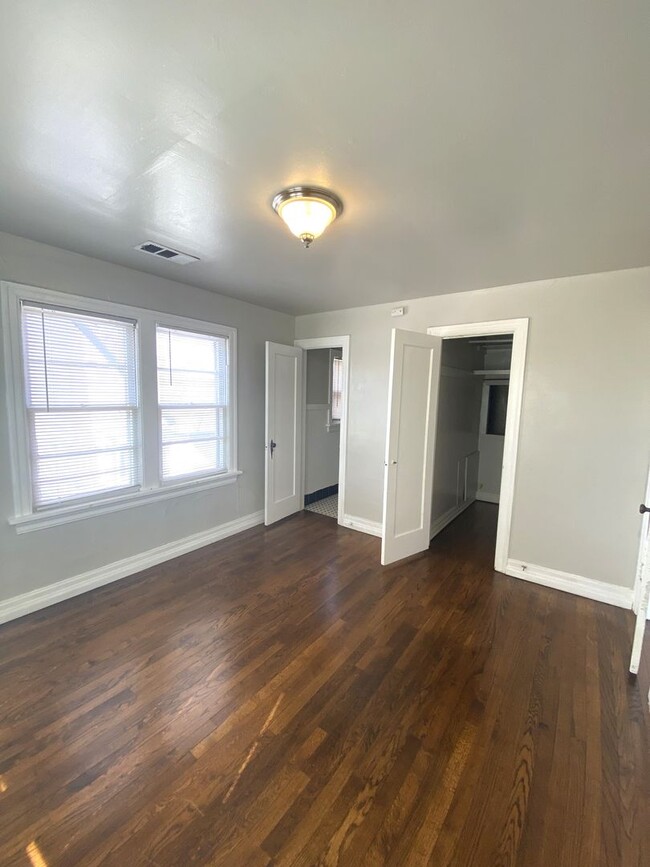 Building Photo - Upstairs 1 bed 1 bath in Linwood Place Add...