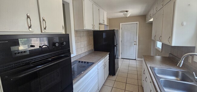 Building Photo - 716 Drury Ln