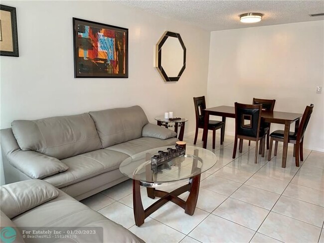 Building Photo - 9845 Riverside Dr