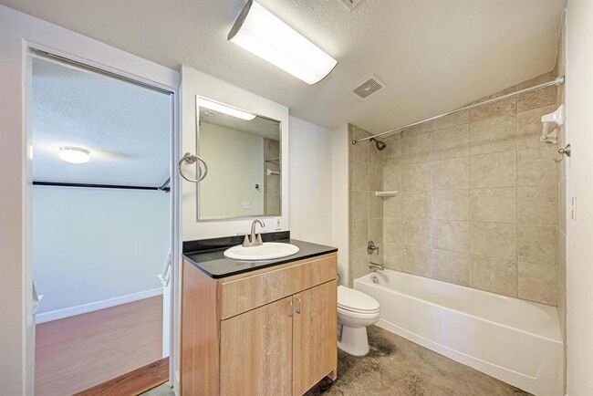 Building Photo - 807 E 14th St