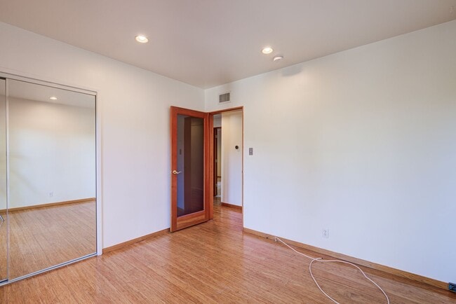 Building Photo - HOLIDAY SPECIAL***2 WEEKS FREE** 3 Bed/2 Bath Oasis in Royal Woods - Available Now