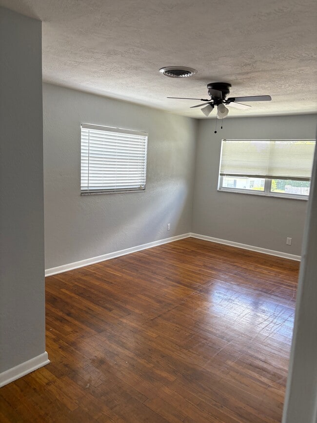 Building Photo - 1720 Country Ln