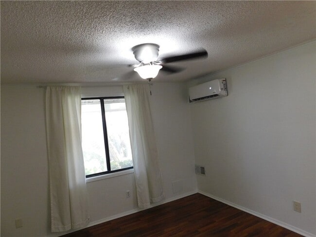 Building Photo - 557 7th Pl
