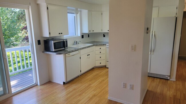 Building Photo - 4 Bedroom South Hill Home With Detached Ga...