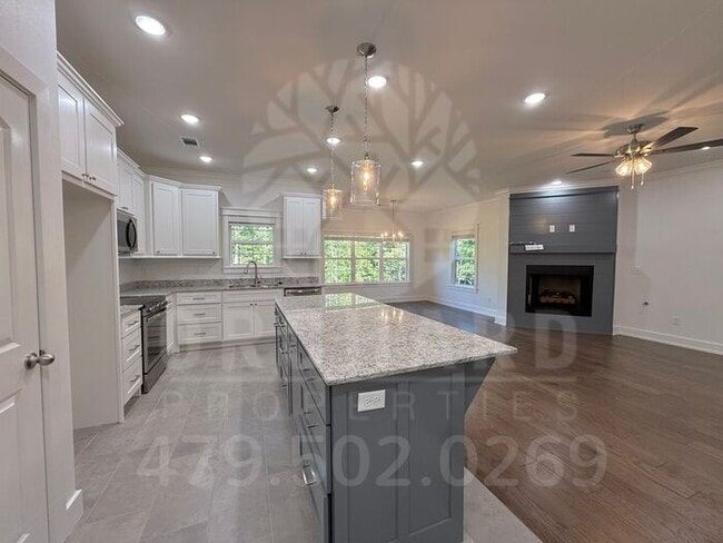 Building Photo - Bella Vista Single-Family Home- 3 Bed/ 2 B...