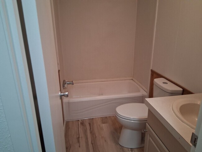 Building Photo - Peaceful Country Home