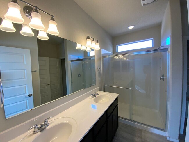 Building Photo - Beautiful 3 Bedroom Plus Office Recent Con...