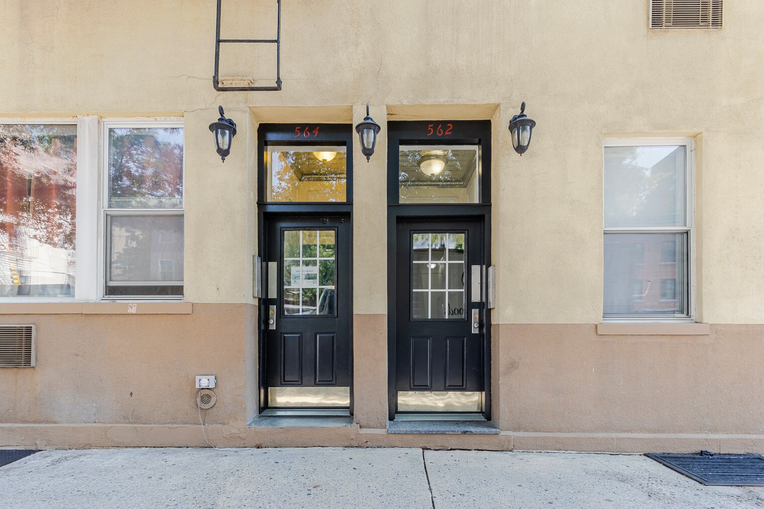 Building Photo - 562 Hudson St