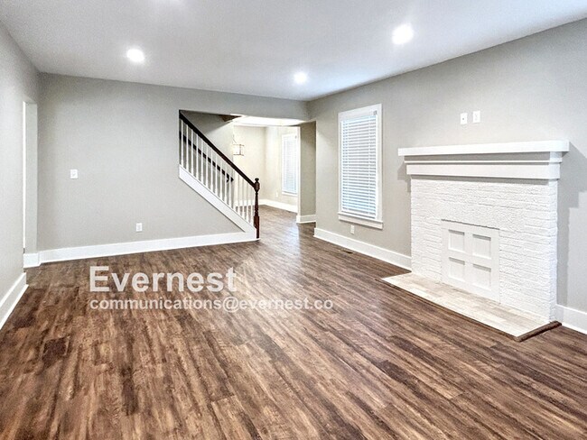 Building Photo - 4-Room Home in Prime Location Near Schools...