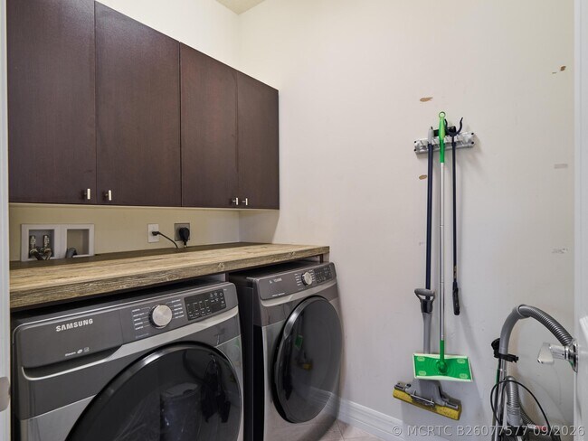 Building Photo - 1080 Community Dr
