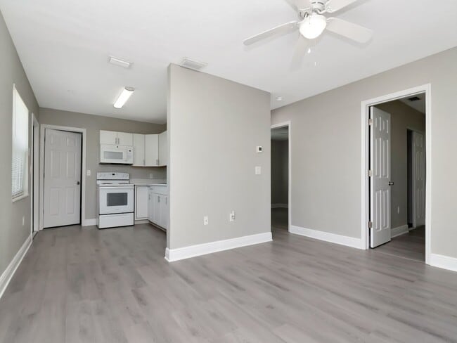 Building Photo - Stunning Fully Renovated 3BR/2BA Unit | Move-In Ready
