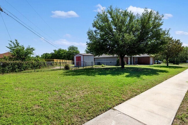 Building Photo - 4601 W Creek Cir