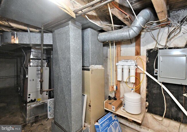 Building Photo - 1554 N Lawrence St