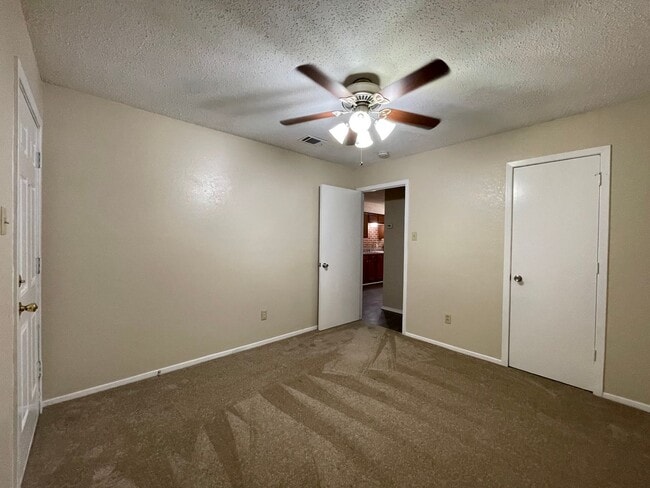 Building Photo - AVAILABLE NOW 2 BEDROOM 1 BATH DUPLEX IN H...