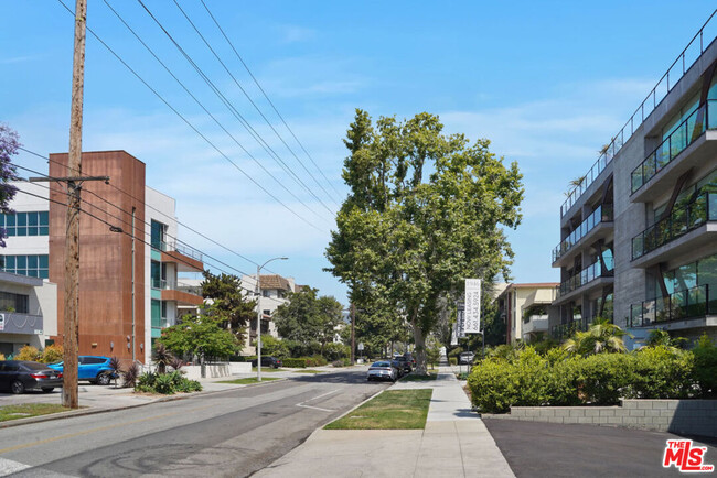 Building Photo - 1945 Overland Ave