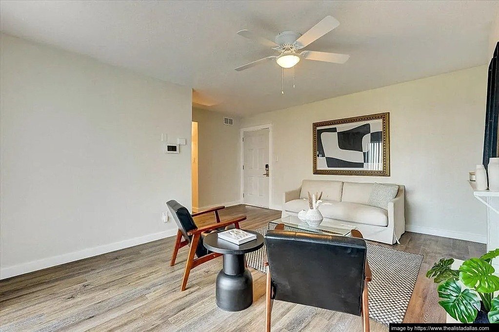 Building Photo - 10028 Royal Ln