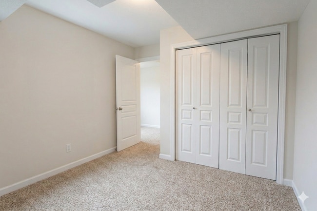 Building Photo - 5-Bedroom Townhome in Hudsonville | Cul-de-Sac, 2-Car Garage, Lawn & Snow Included