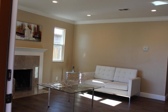 Building Photo - 1376 Bouret Dr