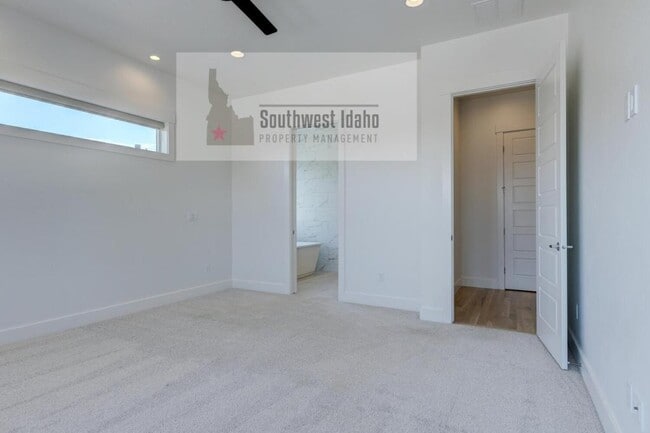 Building Photo - 476 W Buroak Dr