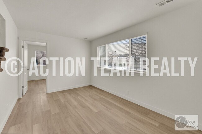 Building Photo - Remodeled Townhome in Cottonwood Heights!