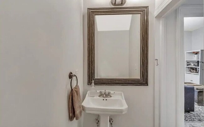 Building Photo - 515 E Huntingdon St