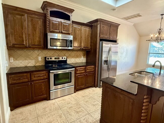 Building Photo - Beautiful 4 Bed, 2 Bath, 3 Car Home in Edm...