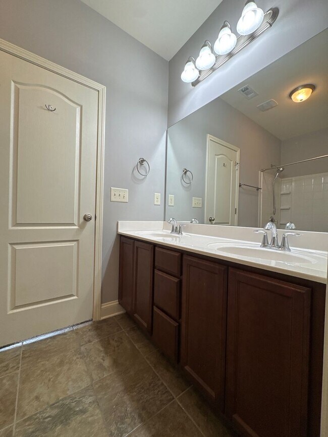 Building Photo - Modern End-Unit Townhome in the Heart of Old Hickory, Wilson County!