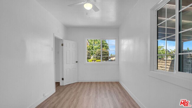 Building Photo - 472 N Ezra St