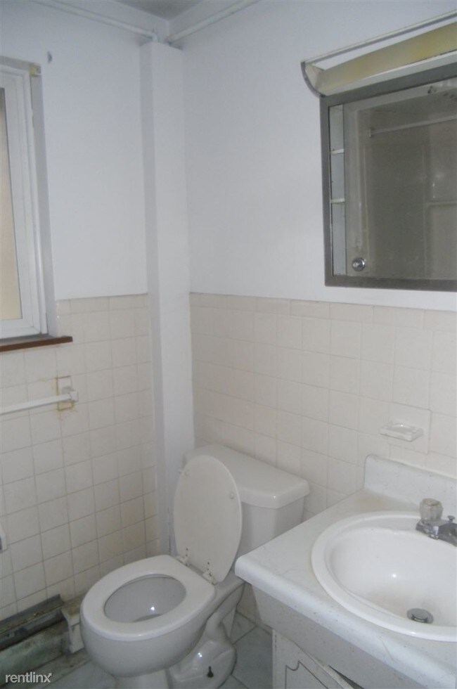 Building Photo - 2 br, 1 bath Apartment - 224 Harry L Dr TLC