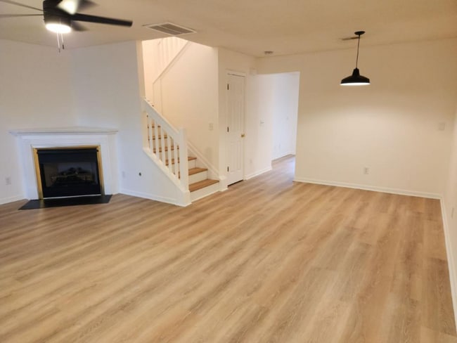 Building Photo - 7989 Shadow Oak Dr