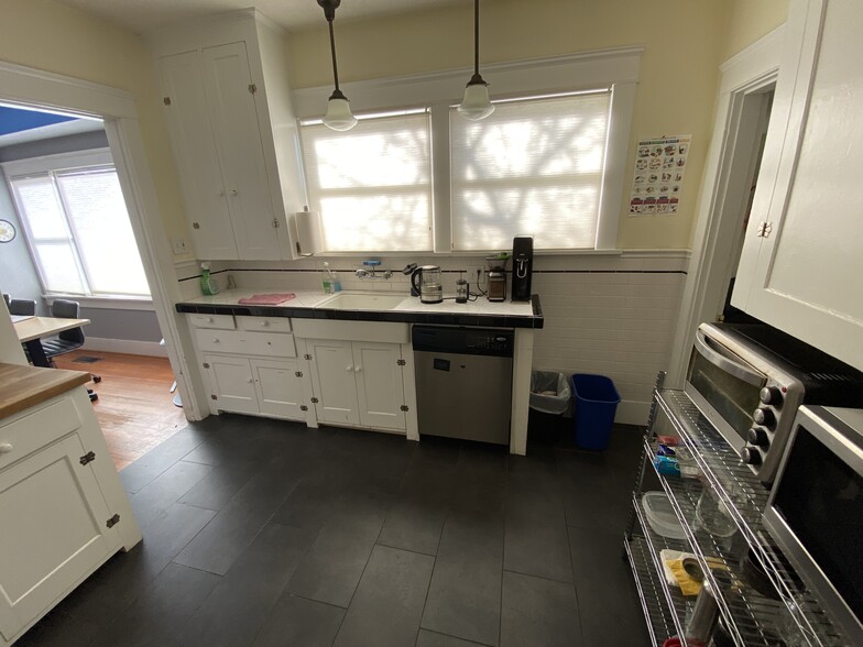 Kitchen Sink & Dishwasher - 1529 N Killingsworth St